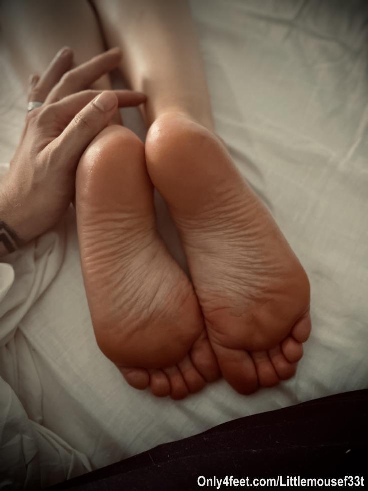 The first pic we took together, I didn't know how to put myself to take beautiful photos, he guided me and I found it exciting. today we took about 1000 pictures since that first time.🐭