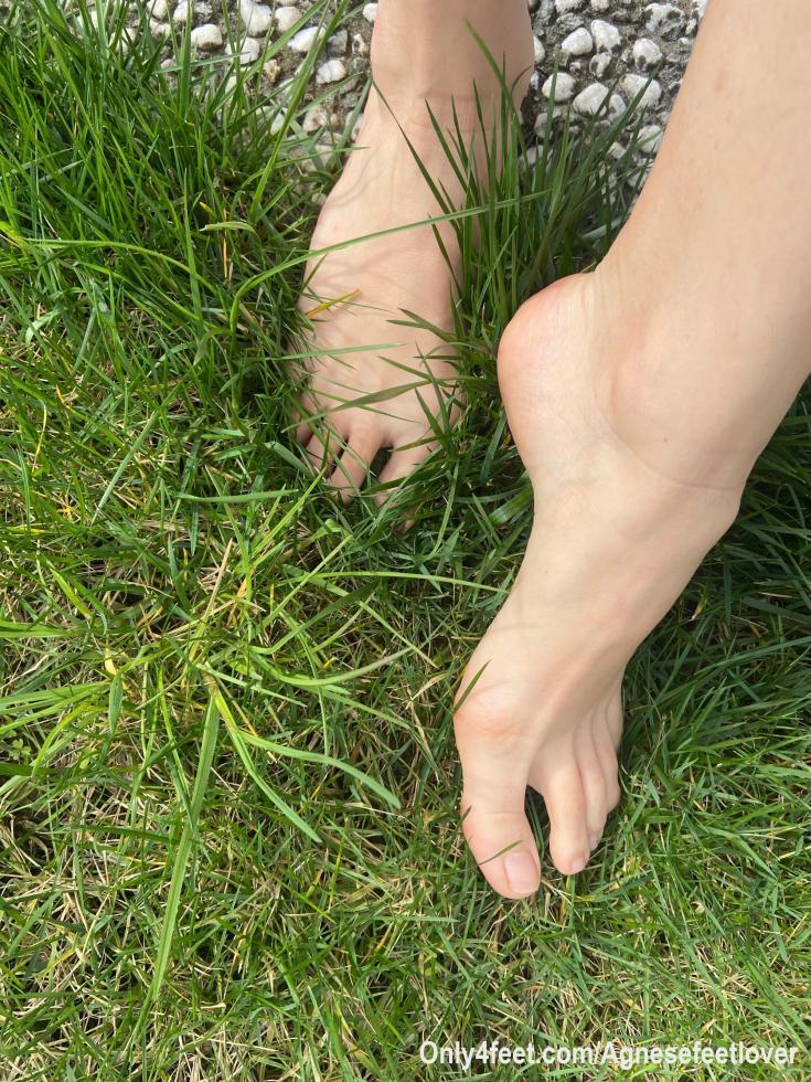 Con la primavera si torna a camminare scalzi in giardino🥰