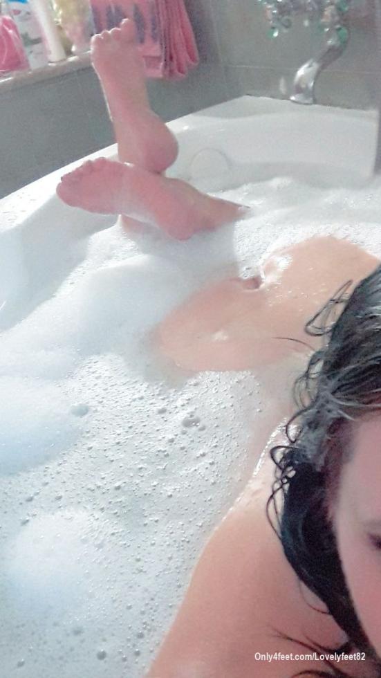 Chi entra in vasca con me ? 

who gets into the tub with me?