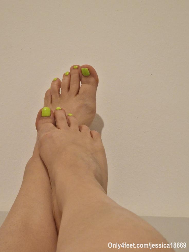 Piedini stanchi e bisognosi di adorazione.. 😏🔥