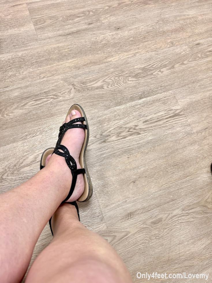 Preferite i miei piedini con o senza scarpe..? Fatemi sapere 😈