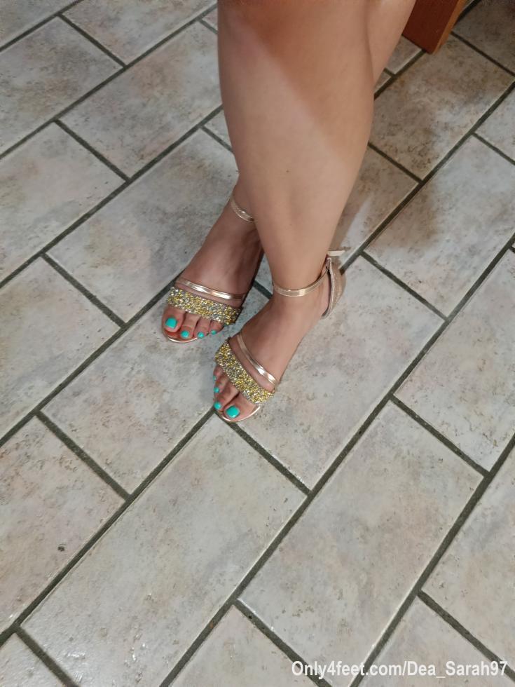 Qualcuno che mi toglie le scarpe? 👠👣 ~ Someone to take my shoes off?? 😈