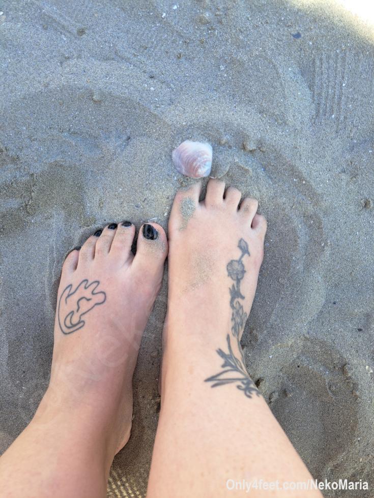 Hello everyone! 
Finally arriving here with a well  deserved vacation! 
I'm spending some time at the beach, finally some relax 
Come visit me often ♡

Xoxo~♡~