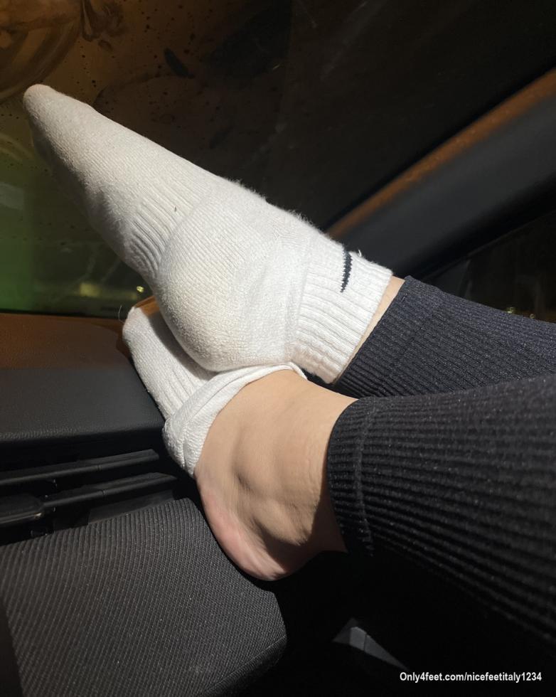 do you wanna take out my socks??
chi vuole togliermi i calzetti??