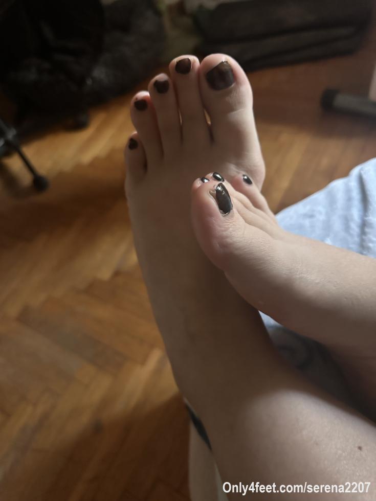 Scorri per trovare foto e video dei miei liscissimi piedini 💦💦💦👅👅👅