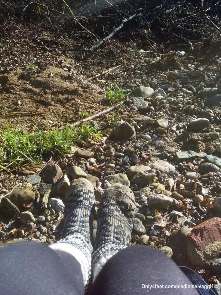 facciamo asciugare i calzettoni sporchi al sole che oggi abbiamo preso un sacco fredo nell acqua ghiacciata del fiume 😉
