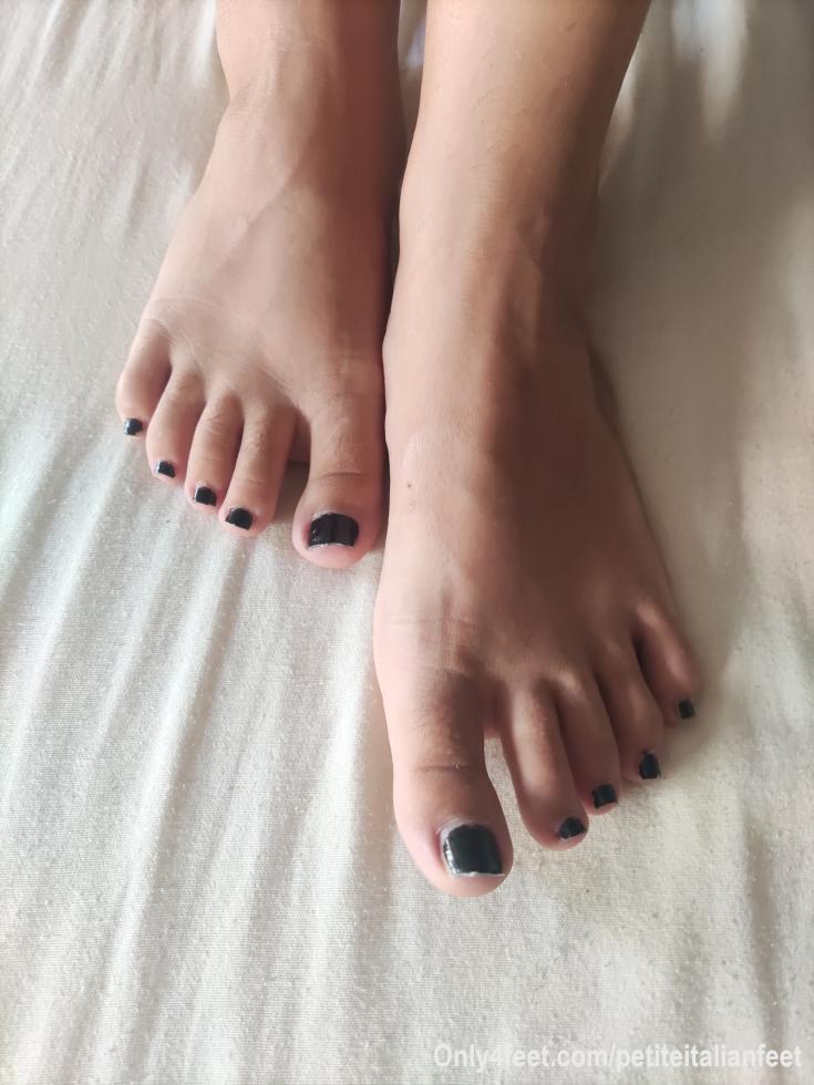 Movie afternoon in bed 🎬🛏 but all I want is to play with my toes for you

#CozyFeet #ToesOut #FeetFetishWorld #SoftSoles #PetiteFeet #Size5 #ItalianBabe
