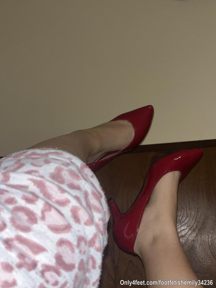 Stasera tacchi rossi! 🍷👠 
Il resto lascialo all’immaginazione. 👀
Iscriviti, ci sono  nuovi contenuti in arrivo. 
Scopri di più tra gli abbonati.🔒🥰🩷