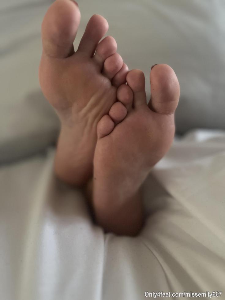 Miss Emily non cerca applausi, ma sguardi che sappiano comprendere.
In questo spazio, la devozione diventa arte e l’ammirazione prende la forma di un rituale raffinato.
Ogni pubblicazione è un invito a entrare nel suo universo: discreto, elegante, irresistibile.
Gli adulatori non si accontentano — osservano, apprezzano, sognano.
Entra anche tu, ma solo se sai cosa significa adorare con stile