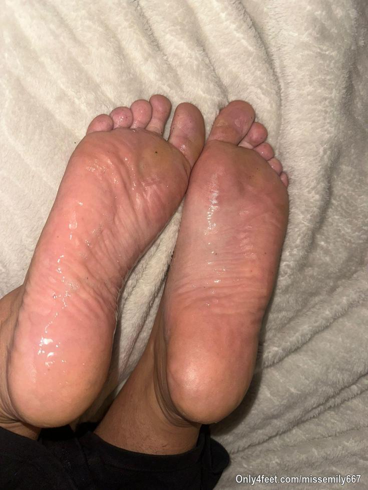 Sporchi e puzzolenti… il mio slave non ha resistito… questa è una anteprima di ciò che trovi se ti abboni 😝