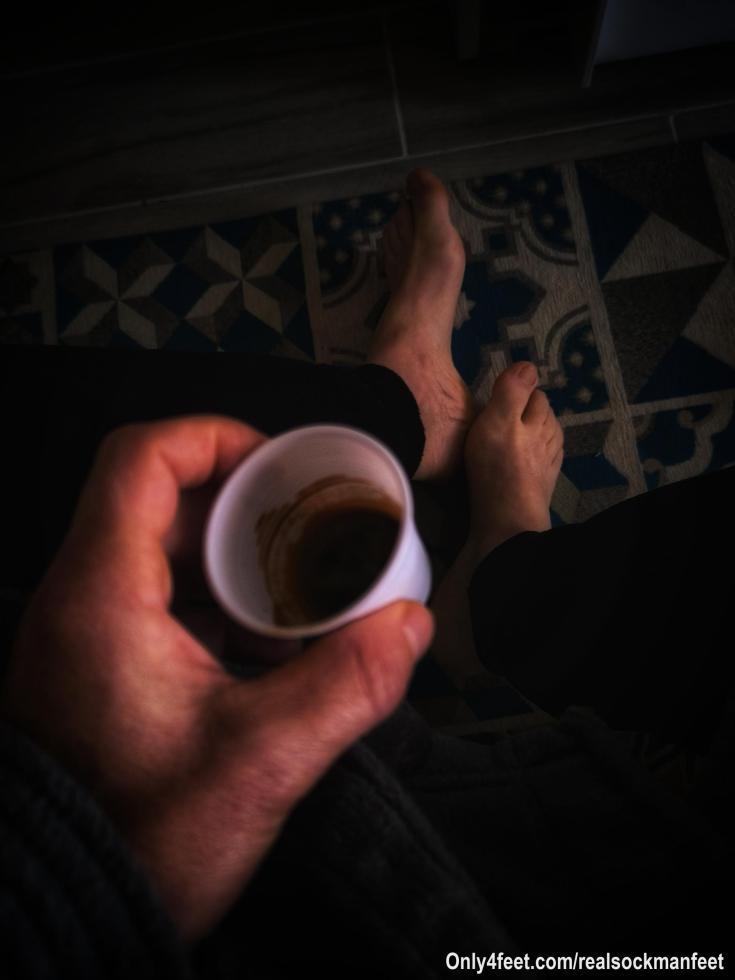 Buongiorno... Buona Domenica 
Chi vuole un caffè? 😎🦶🏼☕