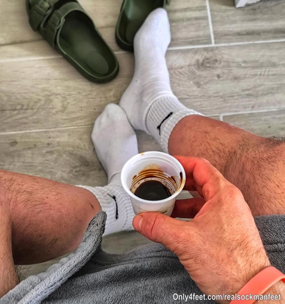 Buongiorno😎.... Buon inizio settimana... Un caffè è quello che ci vuole ☕🧦🦶🏼...