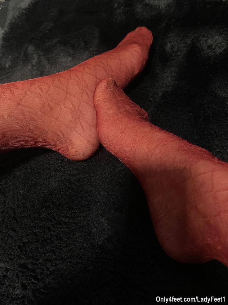 Buongiorno da LadyFeet🌹

#fetish #sexy #calzevelate #rosso #followme #feet #lovefeet
