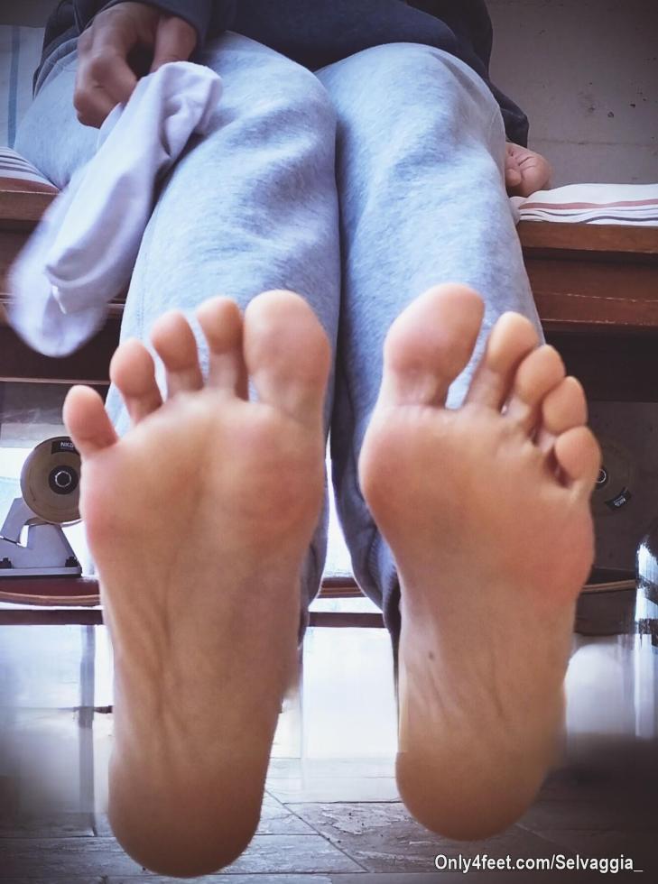 Buongiorno ragazzi qui ci sono dei nuovi piedini tutti per voi!! 👣😋