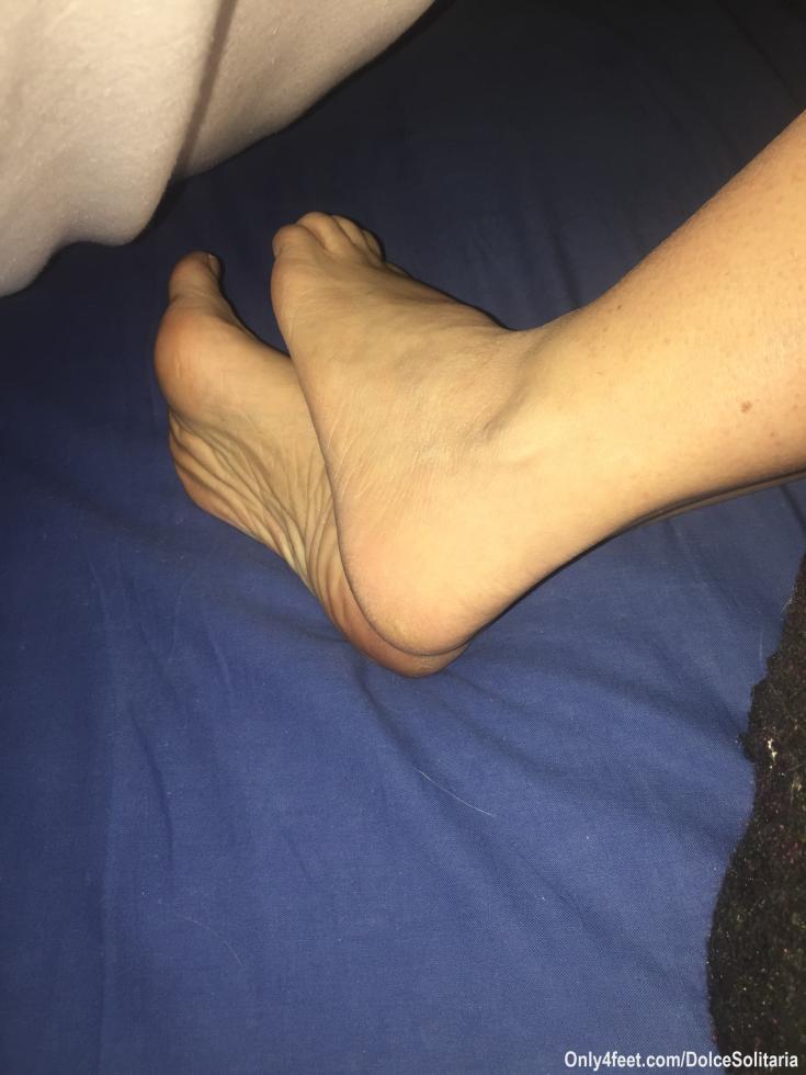 Qualcuno disposto a scaldarli? Per ora mi accontenterò delle coperte 😔

#piediitaliani#feet#piedi