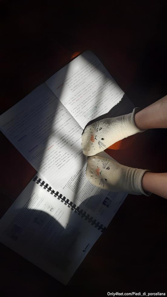Ecco i piedi di una bella studentessa, tutti per voi 🔥 
Togliamo queste calzine? 😜