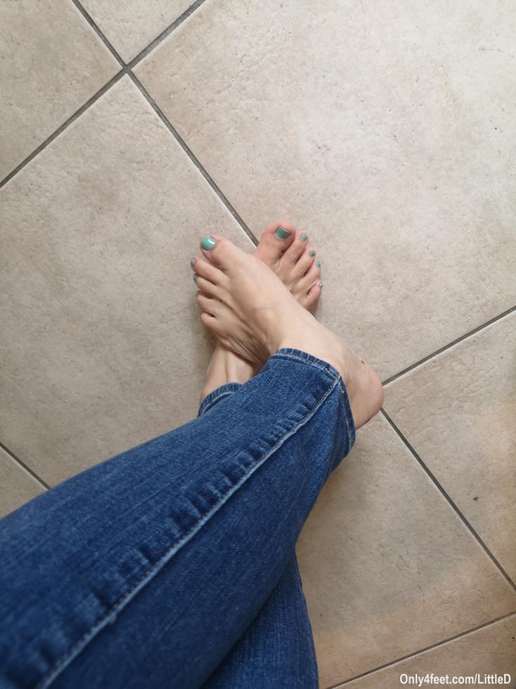 Buongiorno! Oggi smalto nuovo 💙 se volete foto della pedicure di oggi... Guardate il prossimo album 😏