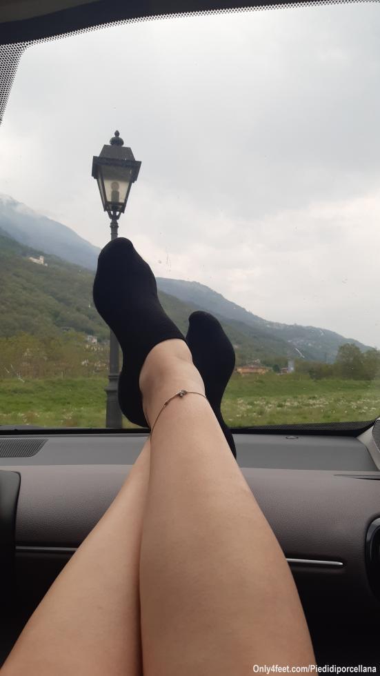 Mi aiuti a toglierli? 🤑👅