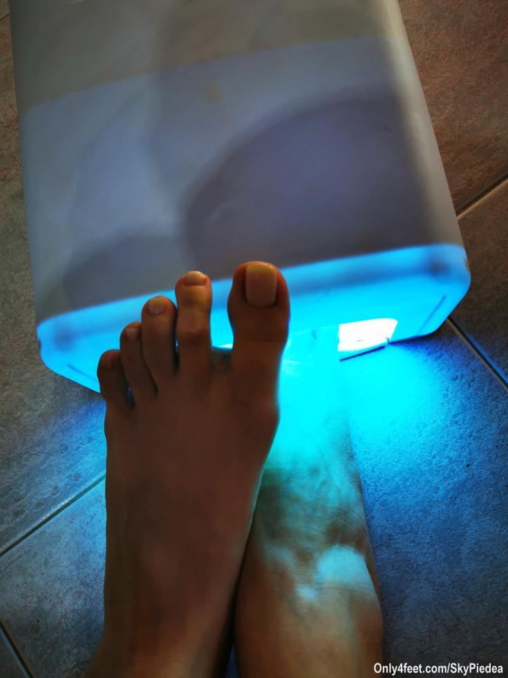 Dopo qualche giorno in cui non sono stata molto bene, oggi provo a mettere lo smalto! Chissà che uscirà fuori!